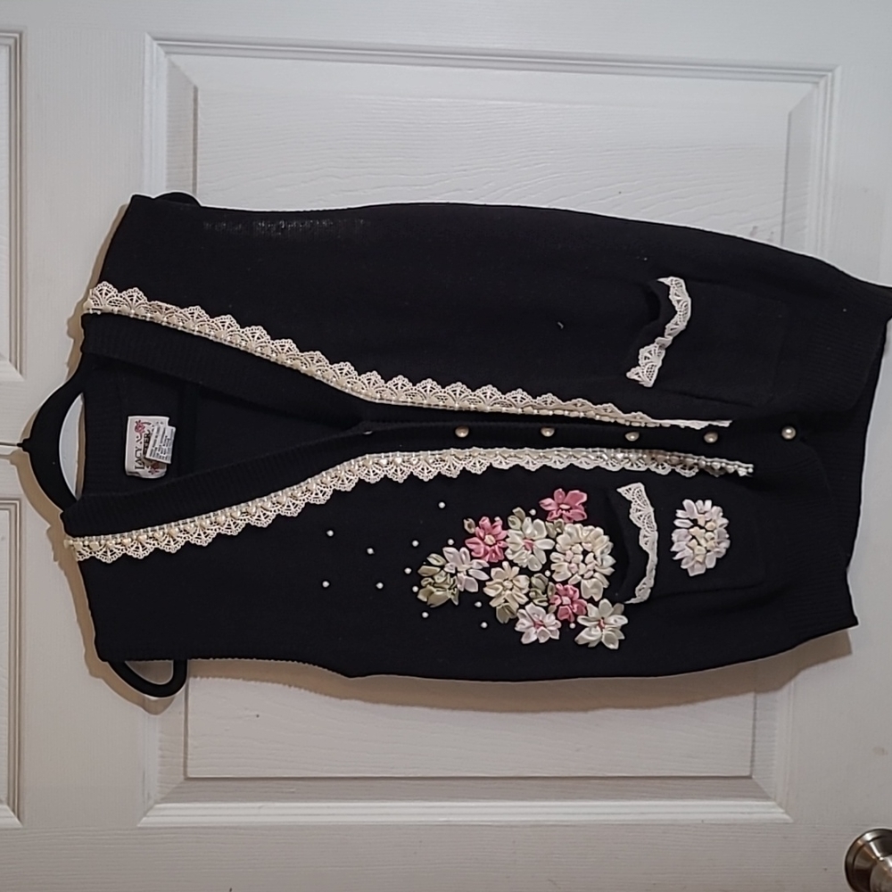 VEST - Picture 2 of 9